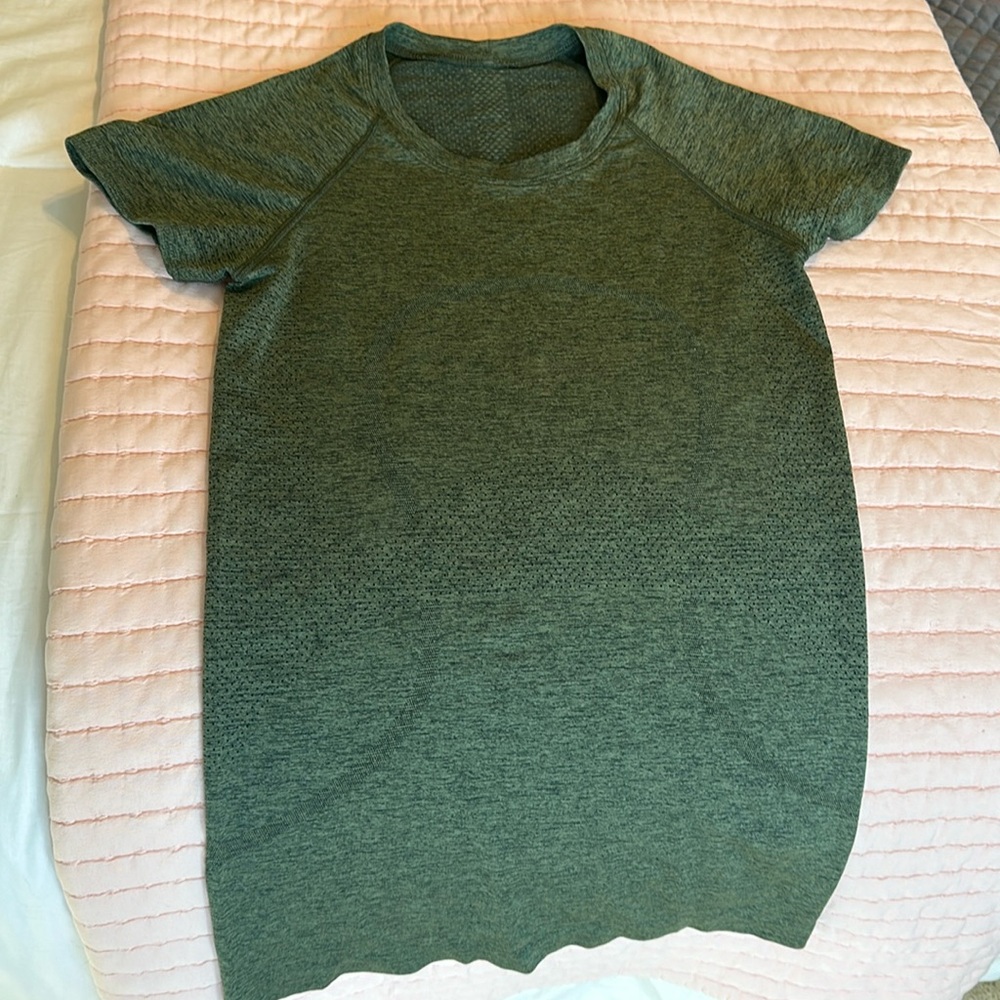 Lululemon Women’s Swiftly Tech SS crew neck.